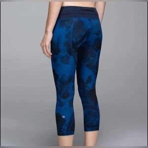 Lululemon Run Inspire Crop II Jumbo Inky Floral Blue Black Size 4